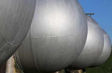 gaz depolama için büyük metal tanklar dizi