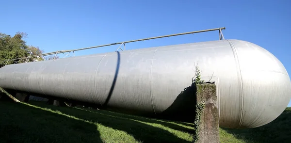 Cilindro largo bajo presión para el almacenamiento de gas en la planta —  Fotos de Stock