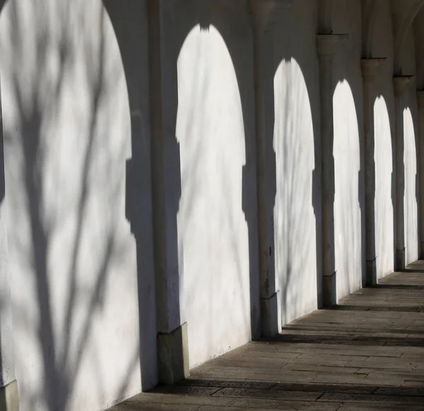 Molte ombre di un porticato con parete bianca — Foto Stock