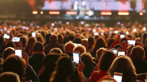 Veel mensen met smart phones op live concert — Stockfoto