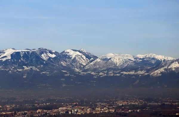 Chaîne de montagnes avec neige en Italie — Photo