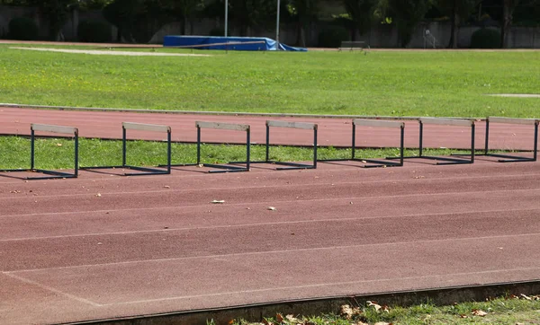 Sérii překážek v atletice pole venku — Stock fotografie