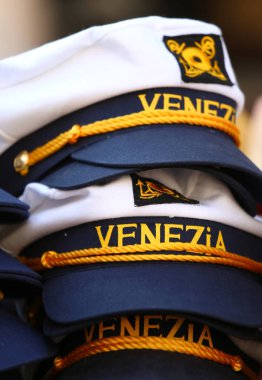 Venedik anlamına gelir Venezia İtalyan metinle şapkalar