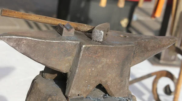 Gran yunque y martillo en el taller de herrero — Foto de Stock