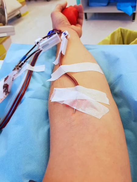 Donneur de sang avec aiguille chirurgicale dans le bras — Photo