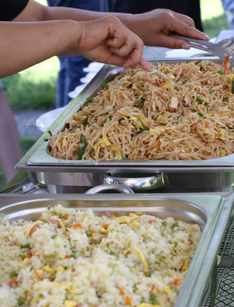 Μάγειρας ετοιμάζει δίσκους noodles με λαχανικά και αυγό και γαρίδες ty — Φωτογραφία Αρχείου