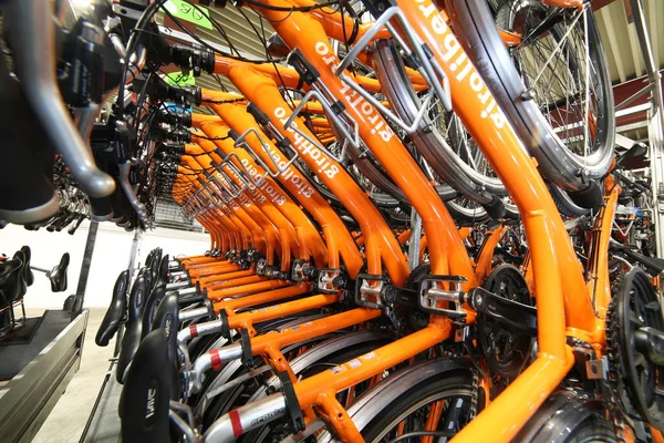 Vicenza, Vi, Włochy - 1 stycznia 2017 r.: Magazyn pomarańczowy bicycl — Zdjęcie stockowe