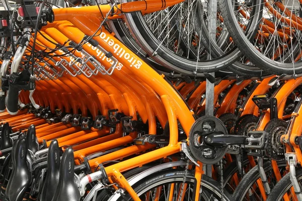 Vicenza, Vi, Włochy - 1 stycznia 2017 r.: Magazyn pomarańczowy bicycl — Zdjęcie stockowe