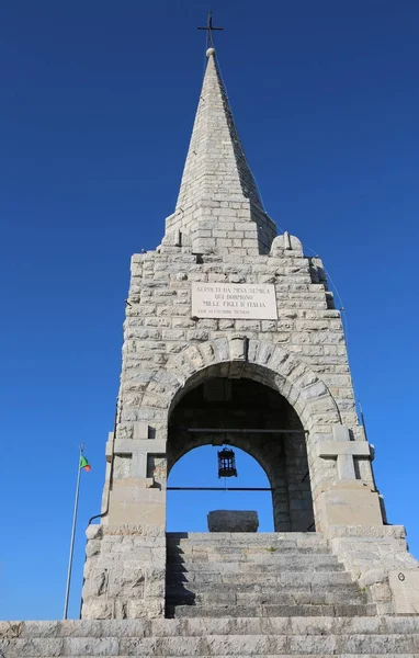 Тонецца-дель-Чимоне, VI, Италия - 3 января 2017 года: Мемориал Оссуари — стоковое фото