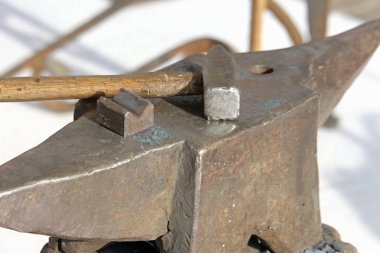 büyük örs ve çekiçle Demirci Atölyesi