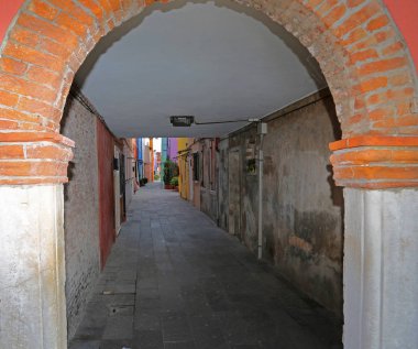 Burano İtalya renkli evleri ile Venedik yakınındaki bir ada değildir