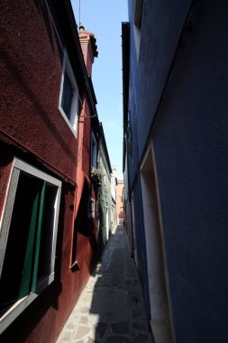 Burano İtalya renkli evleri ile Venedik yakınındaki bir ada değildir