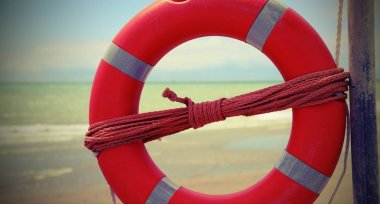 Sahilde turuncu yaşam-şamandıra ile Vintage etkisi