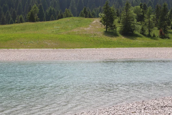 Lago alpino en el norte de Italia con agua clara — Foto de Stock