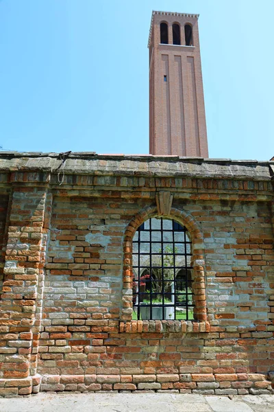 หอระฆังของโบสถ์เซนต์เอเลน่าในเวนิส อิตาลี — ภาพถ่ายสต็อก