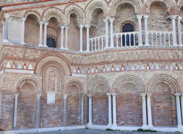 Starověké katedrála z ostrova Burano nedaleko Benátek v Itálii — Stock fotografie