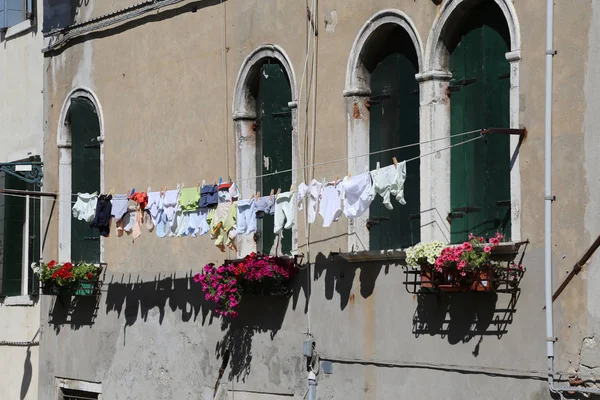 Cloth lay dry in the sun in a Mediterranean building — Stock Photo, Image