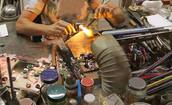 Artesano de vidrio durante el procesamiento de vidrio con la llama en — Foto de Stock