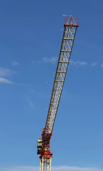 建設現場のクレーンと背景の青い空 — ストック写真