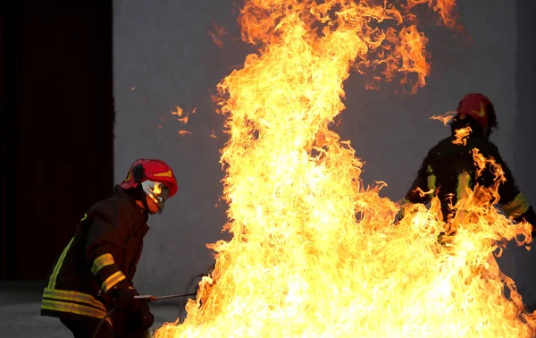 Pompier pendant un exercice de lutte contre l'incendie — Photo