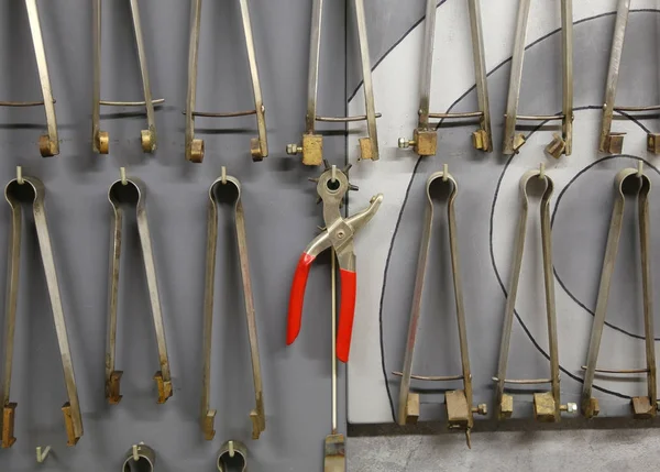 Инструменты для обработки стекла в ремесленном магазине в Италии — стоковое фото