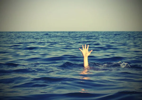 Człowieka, podczas gdy z prośbą o pomoc, utonięcie w morzu z rocznika effec — Zdjęcie stockowe