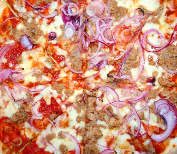 Smaczne dania na wynos pizza z tuńczykiem i cebulą — Zdjęcie stockowe