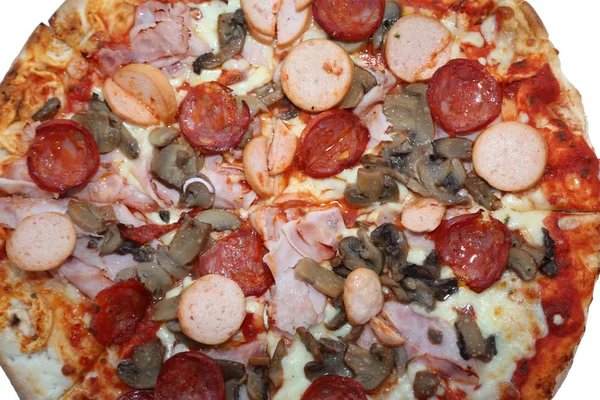 Smaczne dania na wynos pizza z pieczarkami wurstel pikantnym salami i szynka — Zdjęcie stockowe