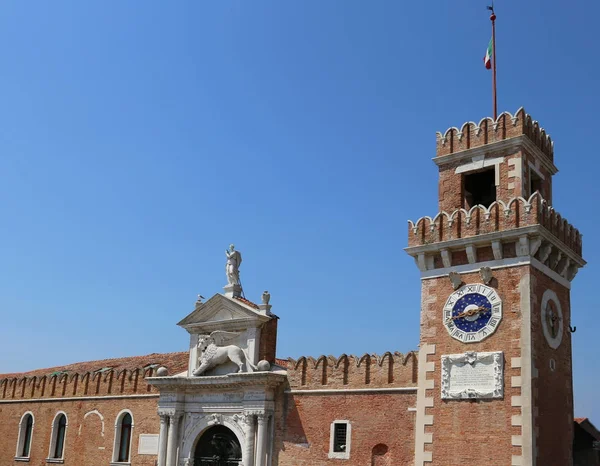 Venedig Italien Uhrenturm eines alten Palastes namens arsenale — Stockfoto
