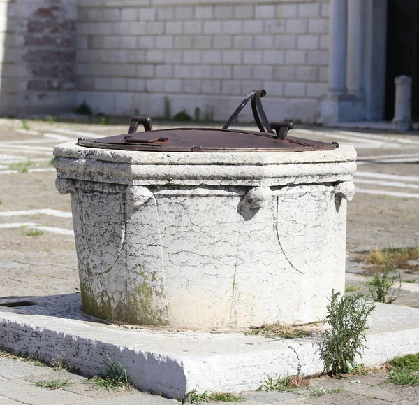Bem para coletar água da chuva na ilha de Veneza, na Itália — Fotografia de Stock
