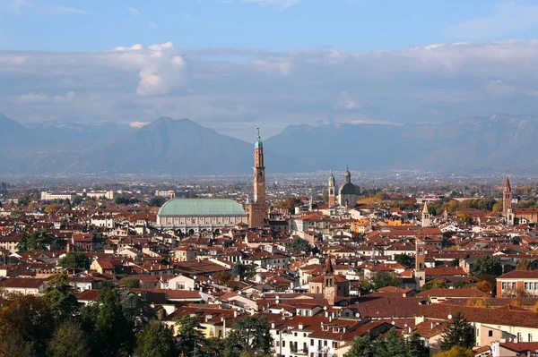 Breed panoramisch uitzicht van de stad Vicenza in noordelijke Italië en de fam — Stockfoto