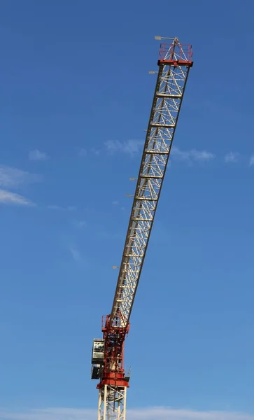 Guindaste local de construção e céu azul no fundo — Fotografia de Stock