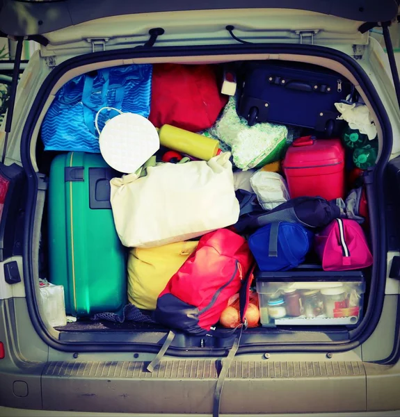 Lot of luggage in the family car with vintage effect — Stock Photo, Image