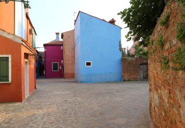 Burano İtalya renkli evleri ile Venedik yakınındaki bir ada değildir