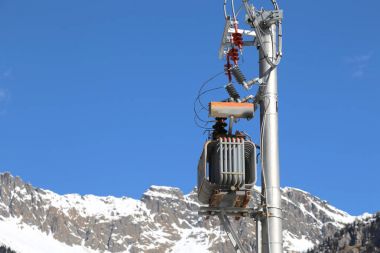 Kutup elektrik trafo ve yüksek gerilim elektrik kablosu ile