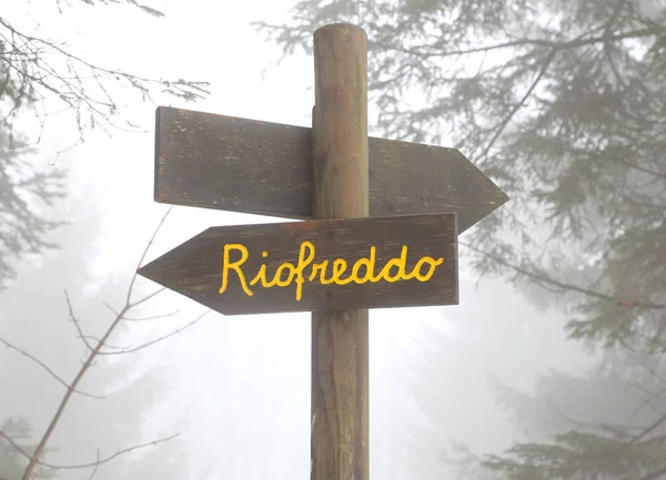 Flecha que apunta al complejo italiano llamado RIOFREDDO durante una w — Foto de Stock