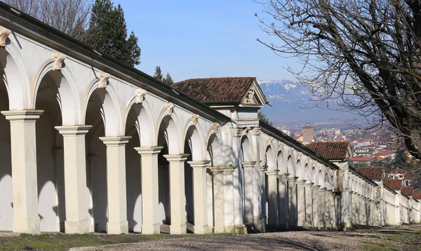 Arkádami a města Vicenza Itálie v pozadí — Stock fotografie