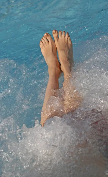 Bosý nohy mladé ženy během relace hydromasážní — Stock fotografie