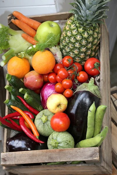 Doos vol vers fruit en groenten uit de groenteman — Stockfoto