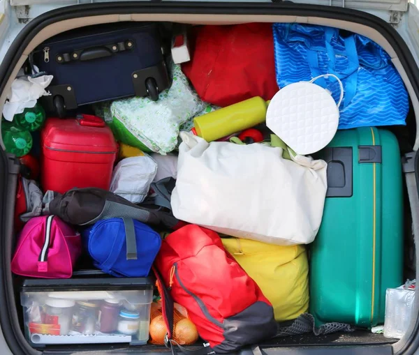 Poggyász-a családi autó a hosszú nyaralás utazás előtt — Stock Fotó