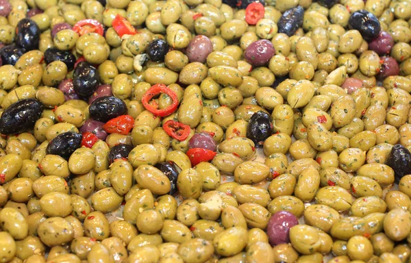 Aceitunas maduras mediterráneas y algunas cebollas a la venta en la zona —  Fotos de Stock