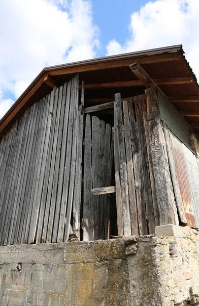 Old stable in northern Italy at the resort called CARNIA — Stock Photo, Image