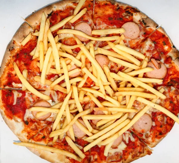 Pizza aux frites et wurstel dans la pizzeria des plats à emporter — Photo