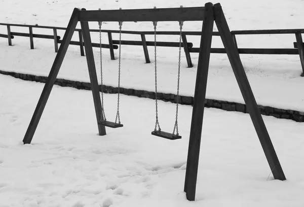 Playground com balanços na neve — Fotografia de Stock