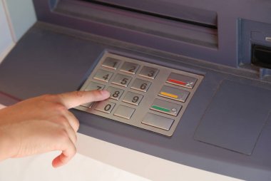 el çekme Atm tuş takımında gizli kodu girin 