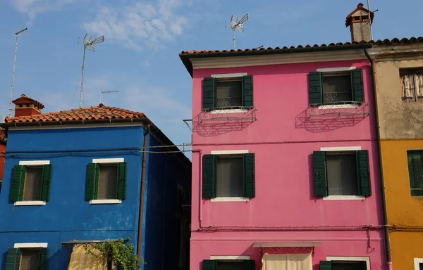 Burano italien ist eine insel in der nähe von venedig mit bunten häusern — Stockfoto