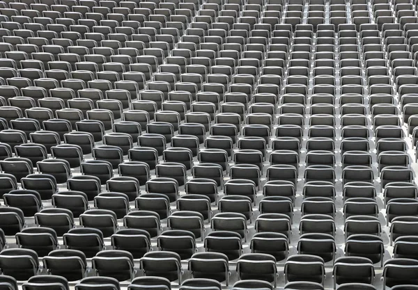 Cadeiras cinzentas sem espectadores nas instalações desportivas — Fotografia de Stock