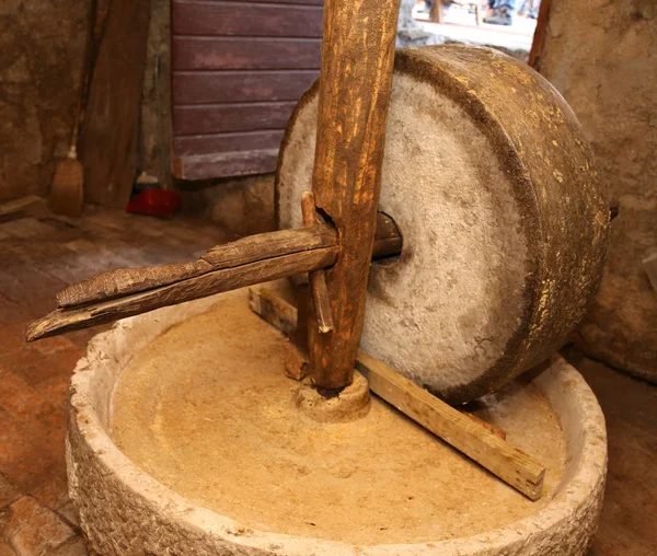 Roda de moagem para moer o grão usado pelo antigo habitante — Fotografia de Stock