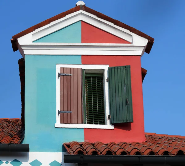 Casa com um terraço com parede pintada em duas cores diferentes — Fotografia de Stock