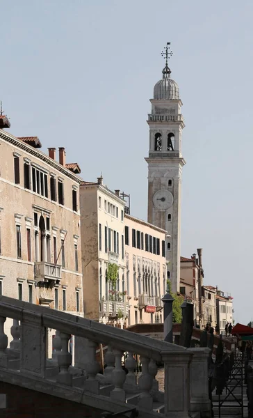 Campanario inclinado de la iglesia de Saint Geroge llamado San Gior — Foto de Stock